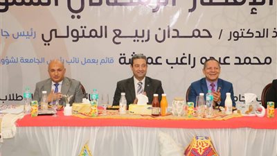 محافظ دمياط ورئيس جامعة دمياط يشاركان طلاب 