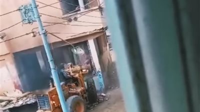 بسبب خلافات الميراث.. شخص يهدم منزل شقيقه بلودر أثناء الإفطار في الدقهلية