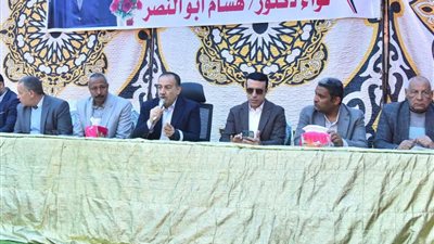 محافظ أسيوط يلتقي أهالي نزلة باقور ويوجه بحلول فورية لمطالبهم