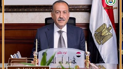 بشفافية وعدالة.. محافظ أسيوط يواصل توزيع هدية الرئيس