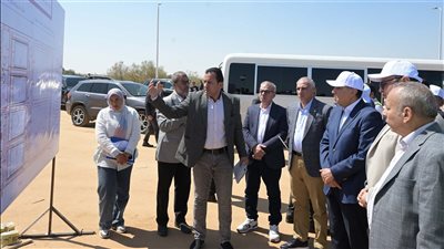 رئيس الوزراء يتفقد محطة الصرف الصناعي بالعاشر من رمضان 
