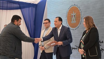 رئيس الوزراء يُسلم عقود وحدات سكنية ضمن مبادرة سكن لكل المصريين