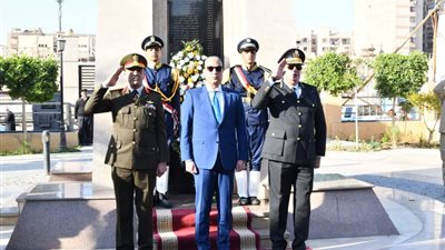 تكريم الأبطال.. محافظ الفيوم يضع إكليل الزهور على النصب التذكاري للشهداء