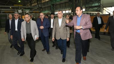 وزير الإنتاج الحربي خلال زيارة مفاجئة لشركة أبو زعبل: حريصون على جذب المزيد من الاستثمارات