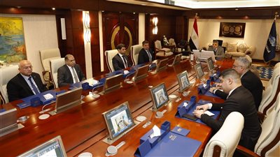رئيس قناة السويس يبحث مع 
