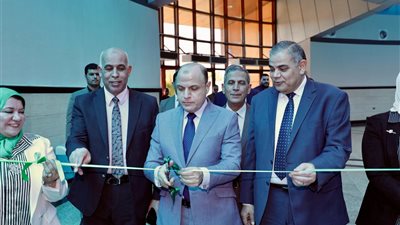 محافظ كفر الشيخ ورئيس الجامعه يفتتحان المعرض العلمي البيئي بالجامعة ويشيدا بابتكارات الطلاب المشاركين