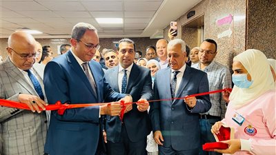 محافظ قنا يفتتح مشروعات تنموية وخدمية بنجع حمادي ويشارك العاملين في حفل الإفطار