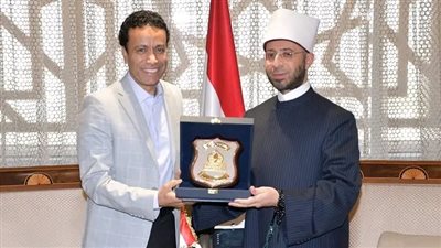وزير الأوقاف يكرِّم الفنان سامح حسين تقديرًا لدوره في نشر القيم المجتمعية