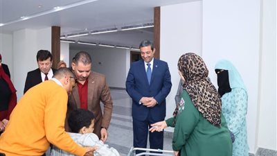 لفتة إنسانية من محافظ دمياط.. تسليم كرسي متحرك لطفل من ذوي الهمم