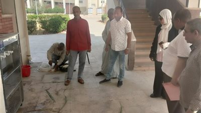 أمين عام جامعة جنوب الوادي تتابع أعمال تركيب مبردات مياه بكلية الحقوق بقنا