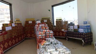 محافظ أسوان يتابع بدء صرف الدعم الإضافي للأسر المقيدة على البطاقات التموينية