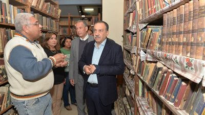 محافظ أسيوط يتفقد مدرسة السلام ويشيد بمكتبتها ومتحفها