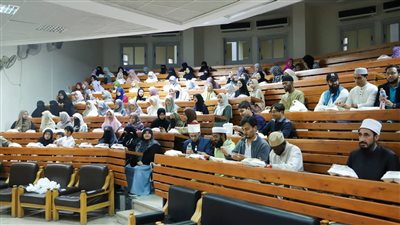 طلاب العلوم الإسلامية بجامعة الأزهر يتبادلون الثقافات الرمضانية في إفطار جماعي