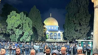 آلاف المصلين يؤدون العشاء والتراويح في الأقصى تحت الأمطار الغزيرة.. و
