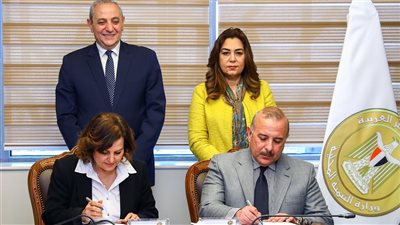 وزيرة التنمية المحلية ومحافظ الغربية يشهدان توقيع عقد إدارة وتشغيل محطة طنطا لإنتاج البيض