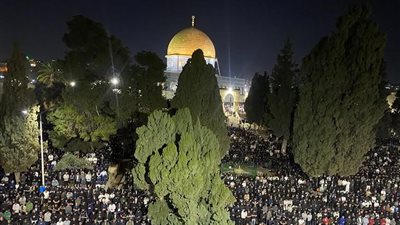 حشود ضخمة تؤدي التراويح في الأقصى رغم الطقس العاصف والتضييقات
