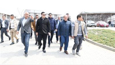 وزير الإسكان ومحافظ القاهرة يتفقدان مكونات مشروع حدائق 