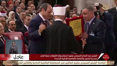وزير الأوقاف يهدي الرئيس السيسي كتاب 