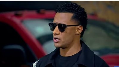 محمد رمضان يمنح مواطنًا جائزة مالية بقيمة 200ألف جنيه في 