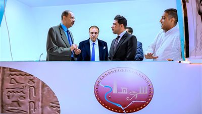محافظ سوهاج يتفقد نموذج لعربة حضارية لخدمة المواطنين بالكورنيش الغربي