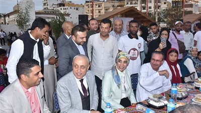 مجموعة شبابية تنظم مائدة إفطار لـ 10 آلاف شخص في ساحة معبد الأقصر | صور 