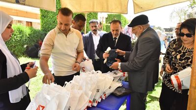 بمناسبة عيد الفطر توزيع 2000 شنطة ملابس للأيتام بأسيوط 