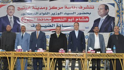 محافظ أسيوط يلتقي أهالي أبوتيج لمناقشة احتياجاتهم 