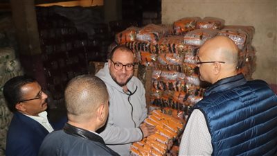 محافظ القليوبية يتابع الأسواق للاطمئنان على توافر السلع الغذائية في طوخ وبنها