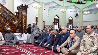 محافظ أسوان يؤدى صلاة عيد الفطر المبارك بمسجد الجعفرية بحى العقاد