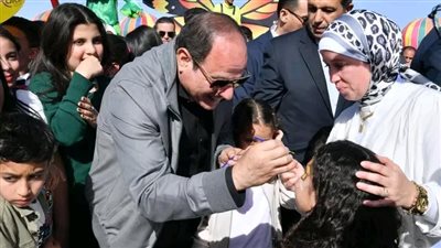الرئيس السيسي يوزع الهدايا على أبناء الشهداء خلال احتفالية عيد الفطر