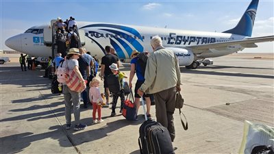 انتعاش الحركة الجوية بمطار القاهرة تزامناً مع أول أيام العيد ونقل 75 ألف راكب