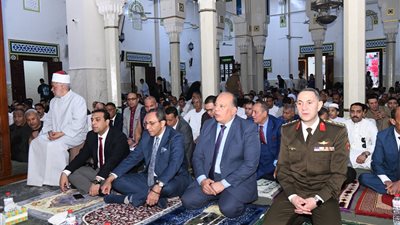 محافظ قنا يؤدي صلاة عيد الفطر المبارك وسط جمع غفير من الأهالي