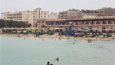 توافد المواطنين والزائرين على شواطئ منتجع العائلات بالغردقة في ثاني أيام عيد الفطر المبارك | صور