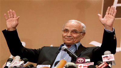 أسرة الفريق أحمد شفيق تنفي شائعات وفاته: زي الفل وبصحة جيدة