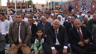 محافظ الوادي الجديد يشارك أهالي الداخلة صلاة عيد الفطر المبارك