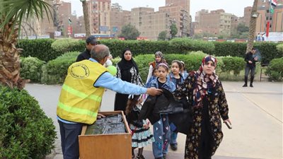 محافظة الجيزة توزّع أكياسًا بلاستيكية مجانًا على روّاد الحدائق والمتنزهات خلال عيد الفطر المبارك