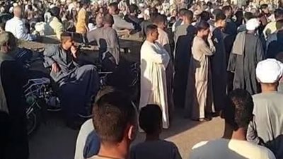 وداع مهيب .. الآلاف يودعون شهيد الواجب النقيب محمود عبد الصبور إلي مثواه الأخير بمسقط رأسه بقرية دنفيق بقنا