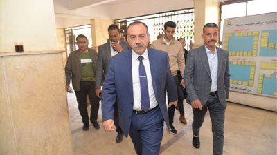 محافظ أسيوط يتفقد مراكز التصالح بحي شرق وأسيوط