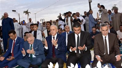 محافظ الأقصر يؤدي صلاة عيد الفطر المبارك وسط جمع غفير من الأهالي بساحة سيدي أبو الحجاج