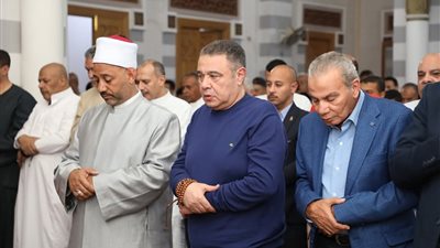 محافظ البحر الأحمر يؤدي صلاة عيد الفطر المبارك بمسجد عبد المنعم رياض بالغردقة