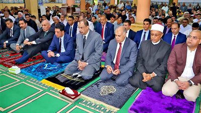 محافظ سوهاج يؤدي صلاة عيد الفطر المبارك بمسجد 