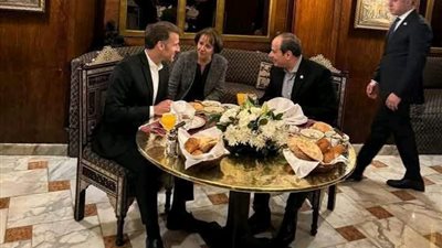 الرئيس عبد الفتاح السيسي ونظيره الفرنسى يتبادلان الحديث على قهوة نجيب محفوظ بـ خان الخليلي