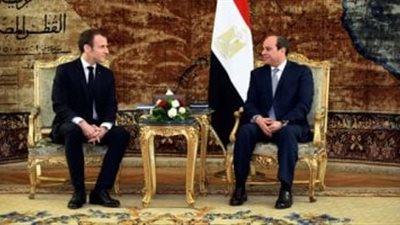 السيسي وماكرون يبحثان تطورات غزة ويشهدان توقيع اتفاقيات في القمة الثلاثية