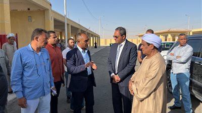 محافظ قنا يشهد التشغيل التجريبي لمجمع مواقف نقادة ويوجه بتزويد عدد المركبات لخدمة المواطنين