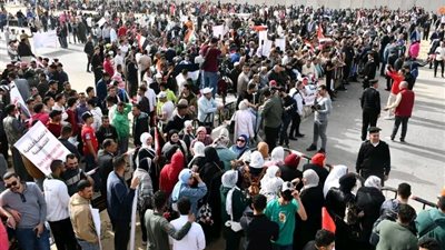 آلاف المصريين في العريش يستقبلون السيسي وماكرون.. 