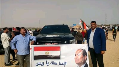رغم حرارة الجو.. المصريون يحتشدون أمام معبر رفح رفضًا لتهجير