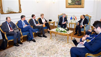 وزير الخارجية يبحث مع المفوض الأوروبي التعاون في الهجرة