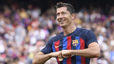 أبو تريكة ينتقد ليفاندوفسكي رغم ثنائيته في فوز برشلونة على دورتموند
