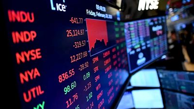 تراجع العقود الآجلة للأسهم الأمريكية مع تطبيق الرسوم الجمركية الصينية