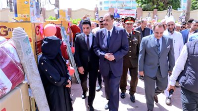 محافظ سوهاج يسلم 25 جهاز عروس للفتيات المقبلات على الزواج الأولى بالرعاية